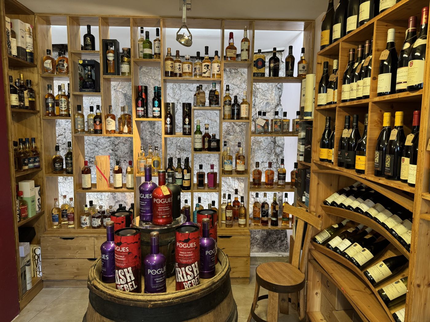 Sélection de vins, spiritueux et bières dans la boutique