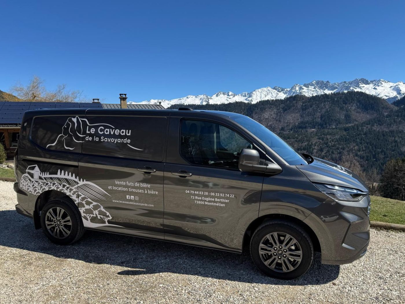 Véhicule pour les livraisons en Savoie